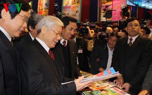 В Ханое открылся праздник новогодних номеров вьетнамских газет и журналов 2015 года - ảnh 1
